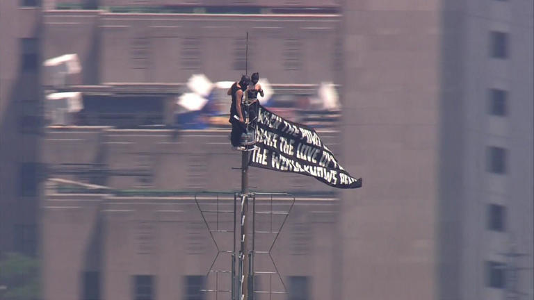2 Empire State Building climbers arrested after apparently getting ...