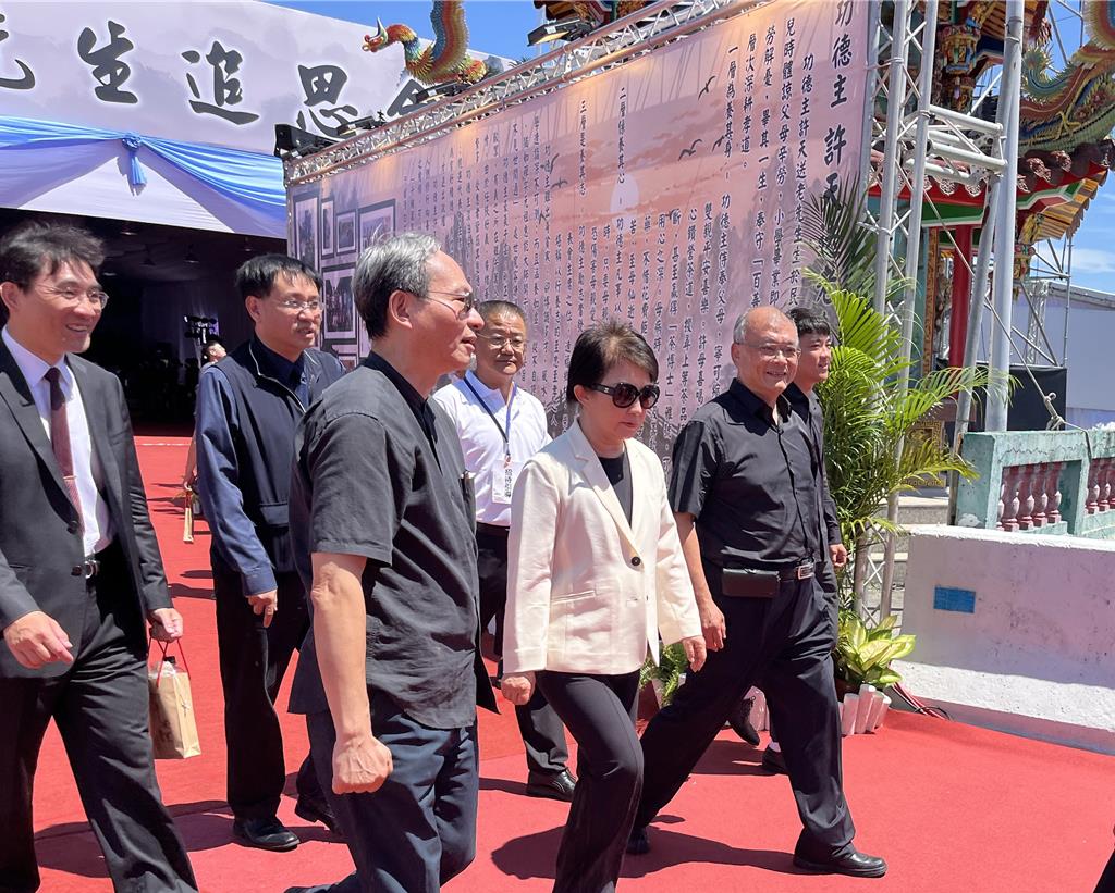 台中市長盧秀燕（前排左二）到場致意。（劉慧茹攝）