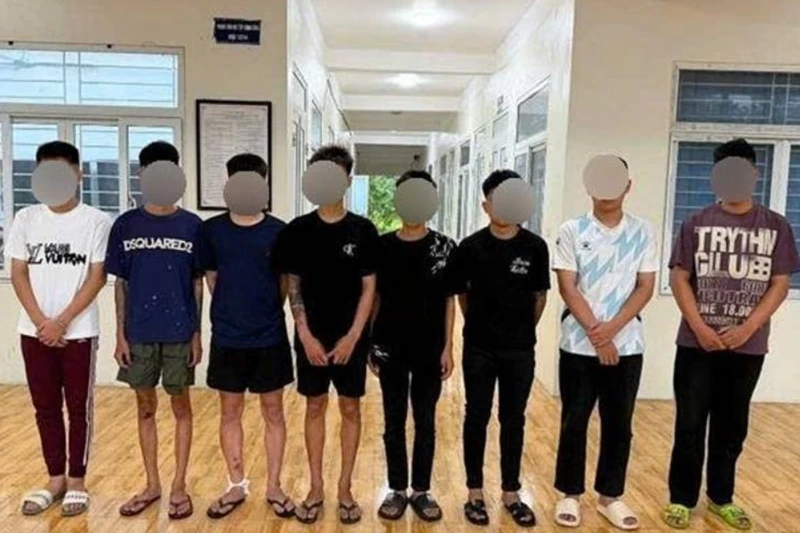 Hà Nội: Khởi tố 8 đối tượng ném vỏ chai bia vào người đi đường
