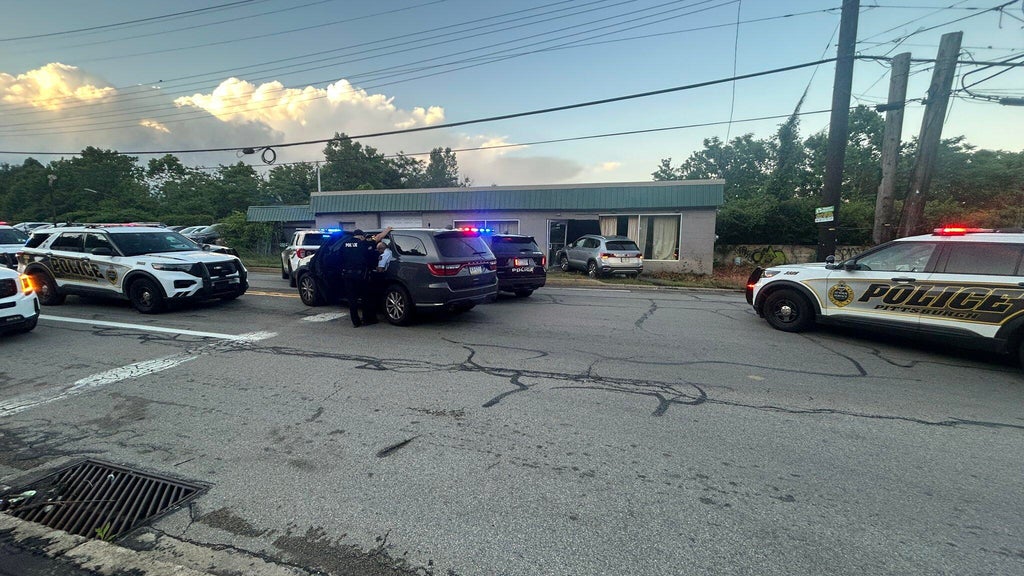 Suspect flees on foot after crashing into Pittsburgh business during ...