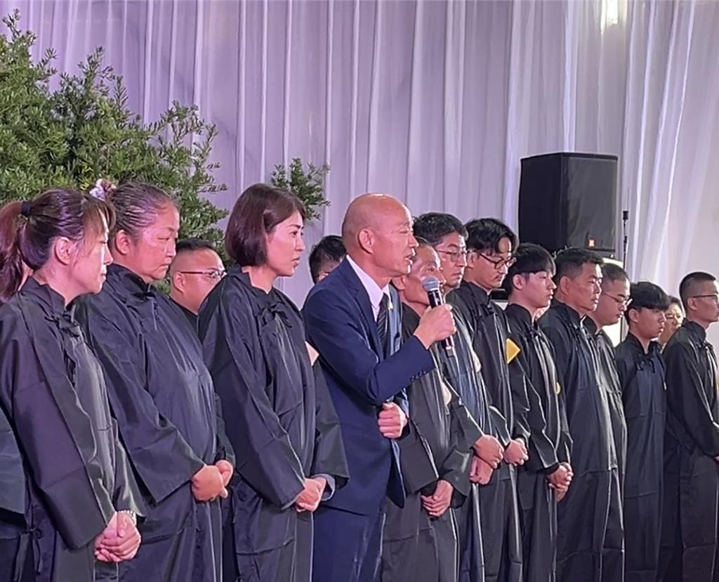 立法院長韓國瑜（左四）21日南下南投出席縣長許淑華（左三）父親許天送告別式並代表家屬致謝詞。（劉慧茹攝）
