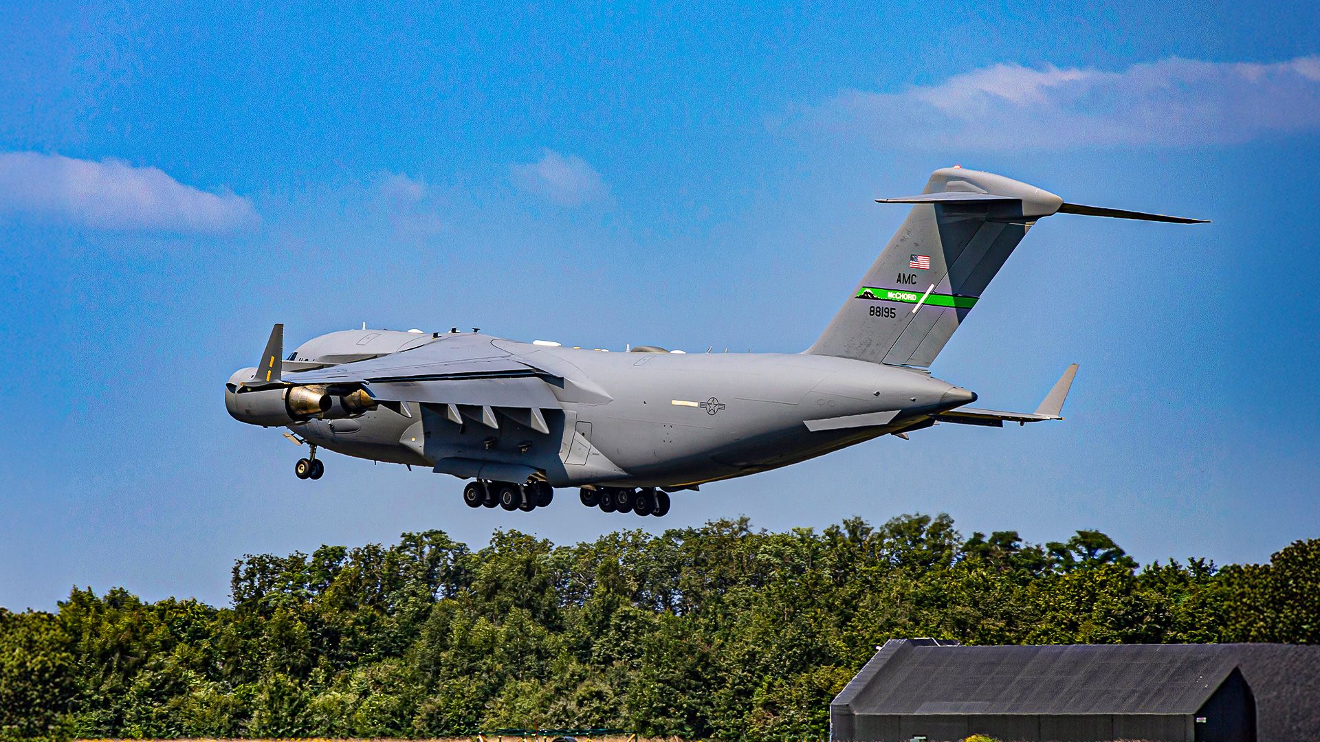 How the C-17 Globemaster drops 25,000 feet in 2 minutes using inflight ...