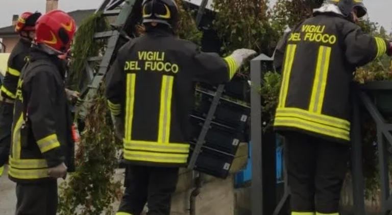 Auto si inabissa in un canale a Jesolo, due passanti si tuffano ma non ...