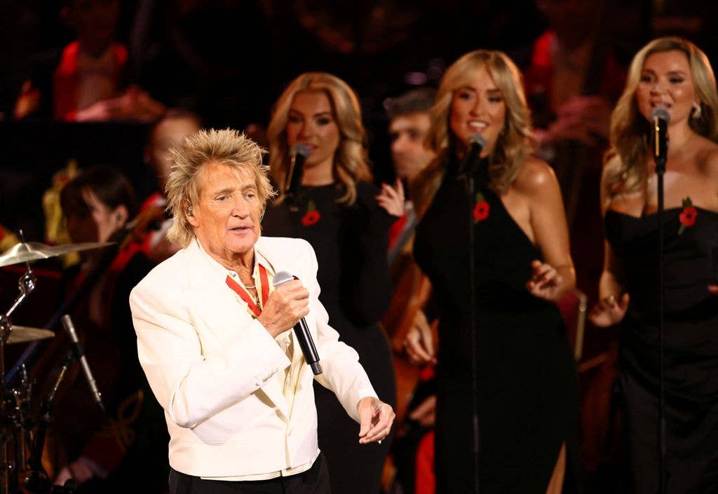 Rod Stewart pauses concert to use oxygen tank after nearly fainting onstage
