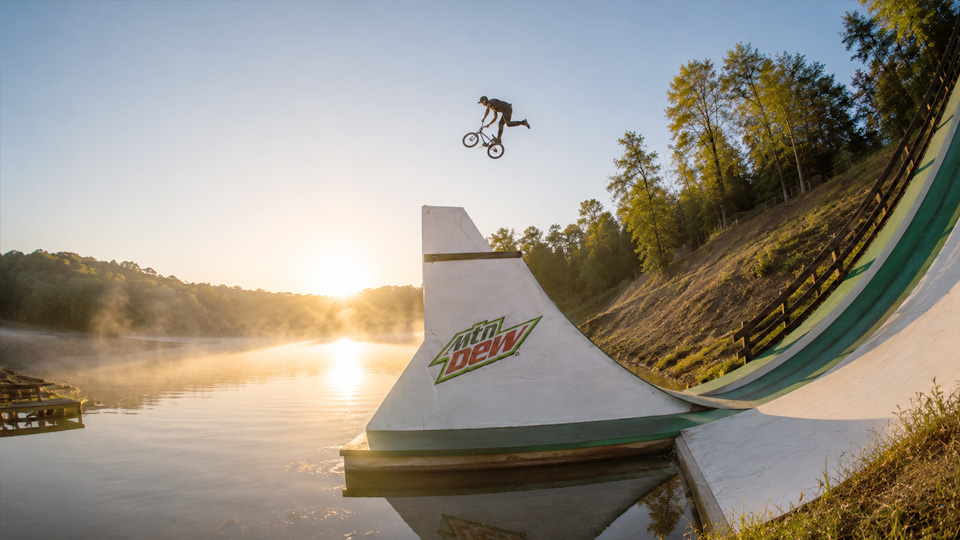 La rampa di lancio dello Slip and Slide fa volare i rider