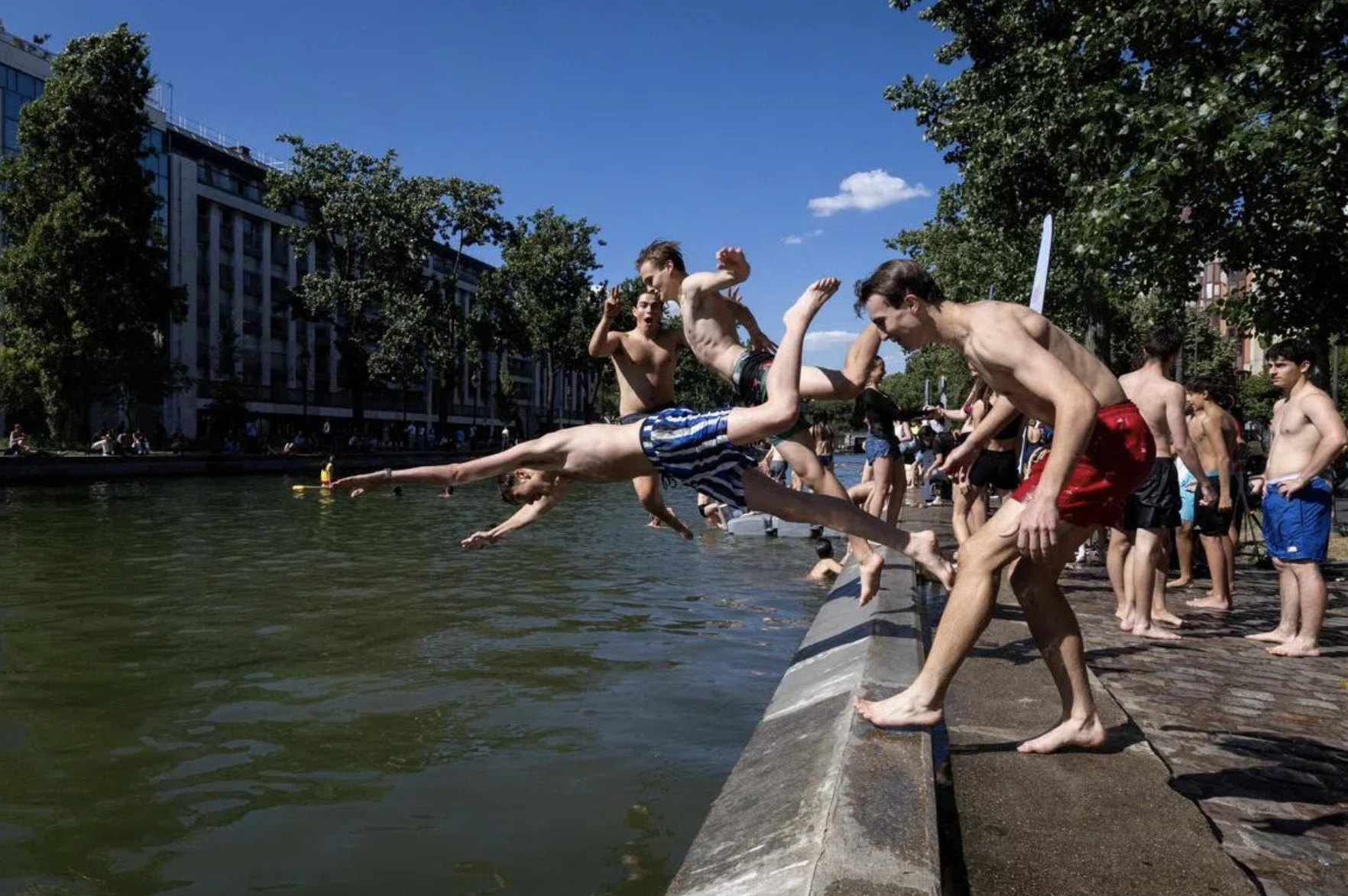Dân Paris đổ xô xuống kênh đào tránh nóng 40 độ