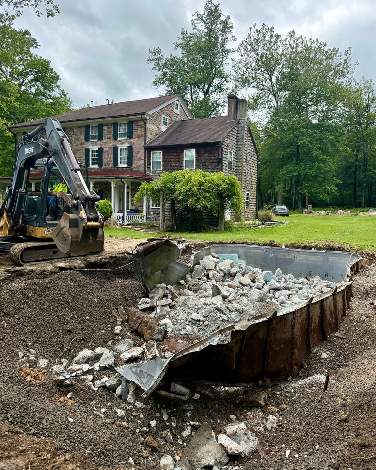 Family Moves Into Abandoned House and Spends $15K to Turn Pool ‘Full of Snakes’ Into ‘Functional And Beautiful’ Garden