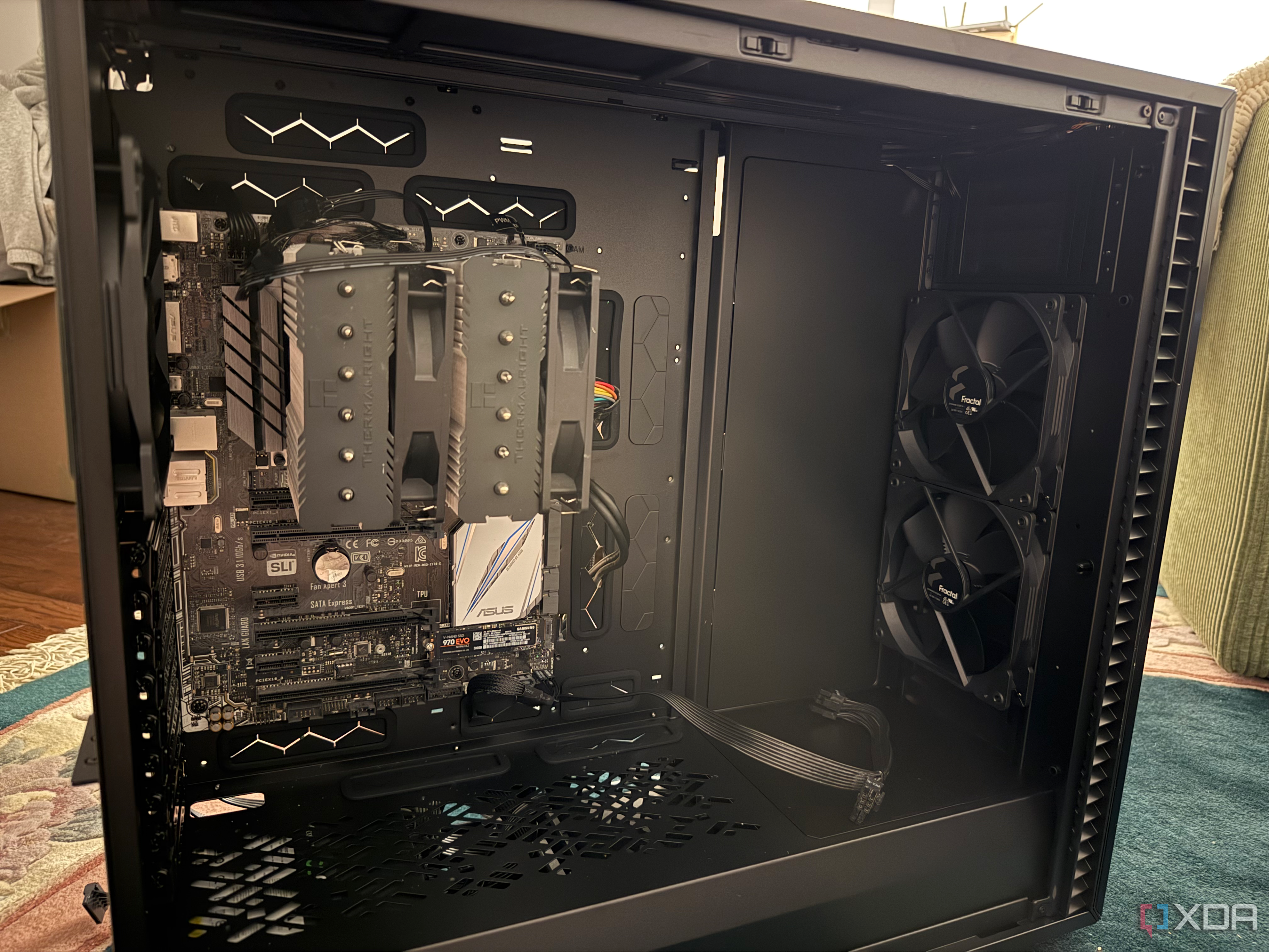 a photo of the inside of a pc case, showing the components inside