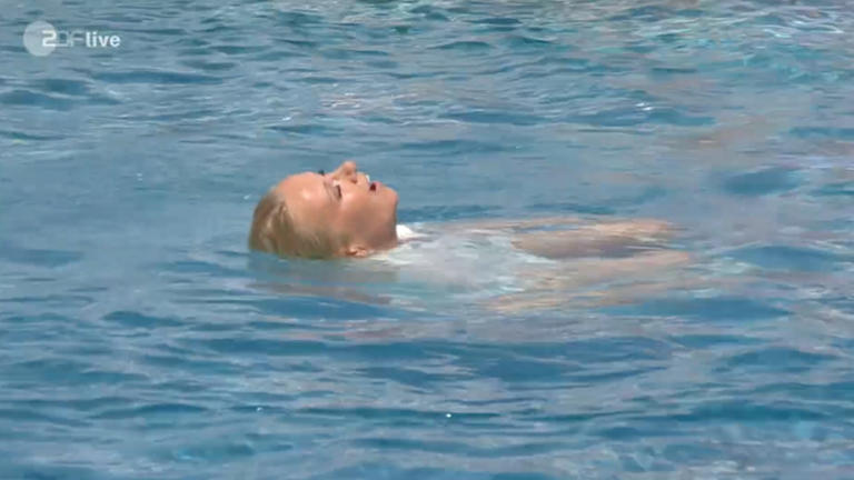 Andrea Kiewel springt nach nur 40 Minuten in den „Fernsehgarten”-Pool.