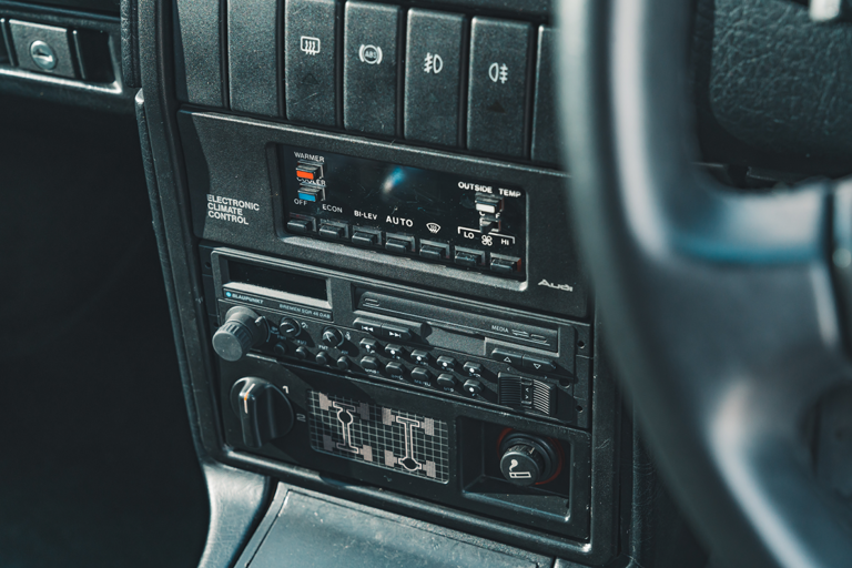 Audi 200 Avant quattro vs Volvo 850 T-5R: race-bred wagons