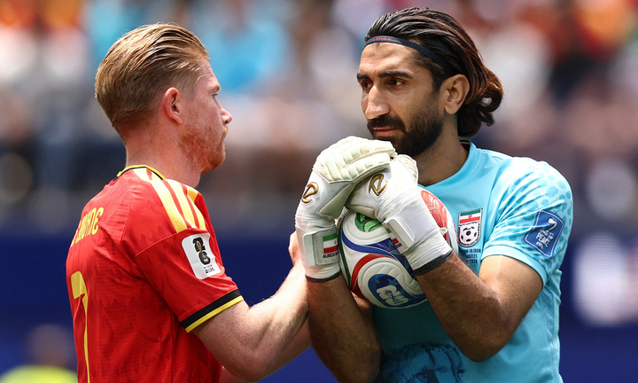Thủ môn giữ kỷ lục Guinness cứu thua khó tin, Iran hòa Bỉ 0-0