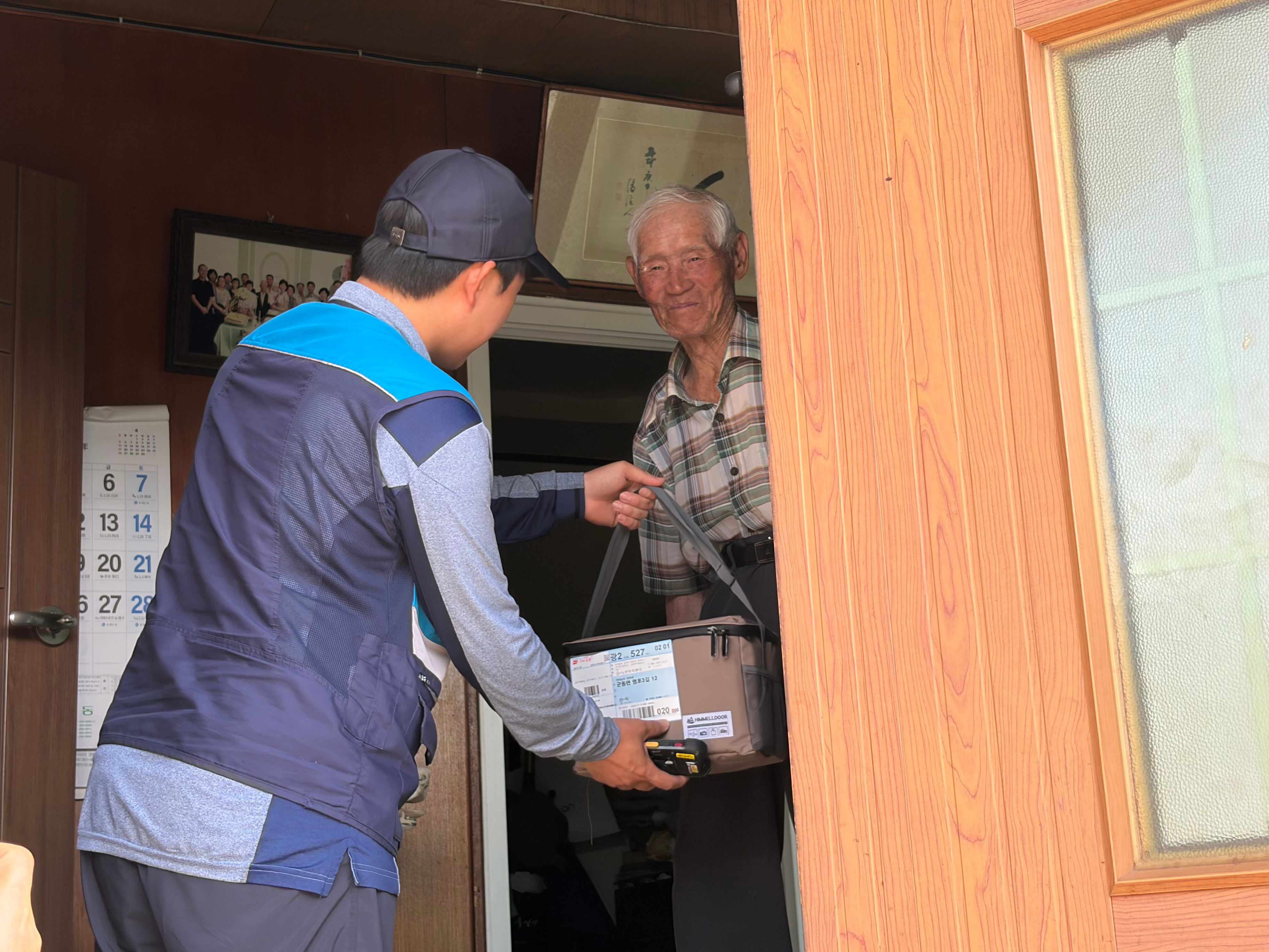 On the 18th, a mail carrier from Gangjin Post Office in Gangjin, South Jeolla Province, delivers lunchboxes containing meals to local elderly residents. /Courtesy of Yoon Seong-eun