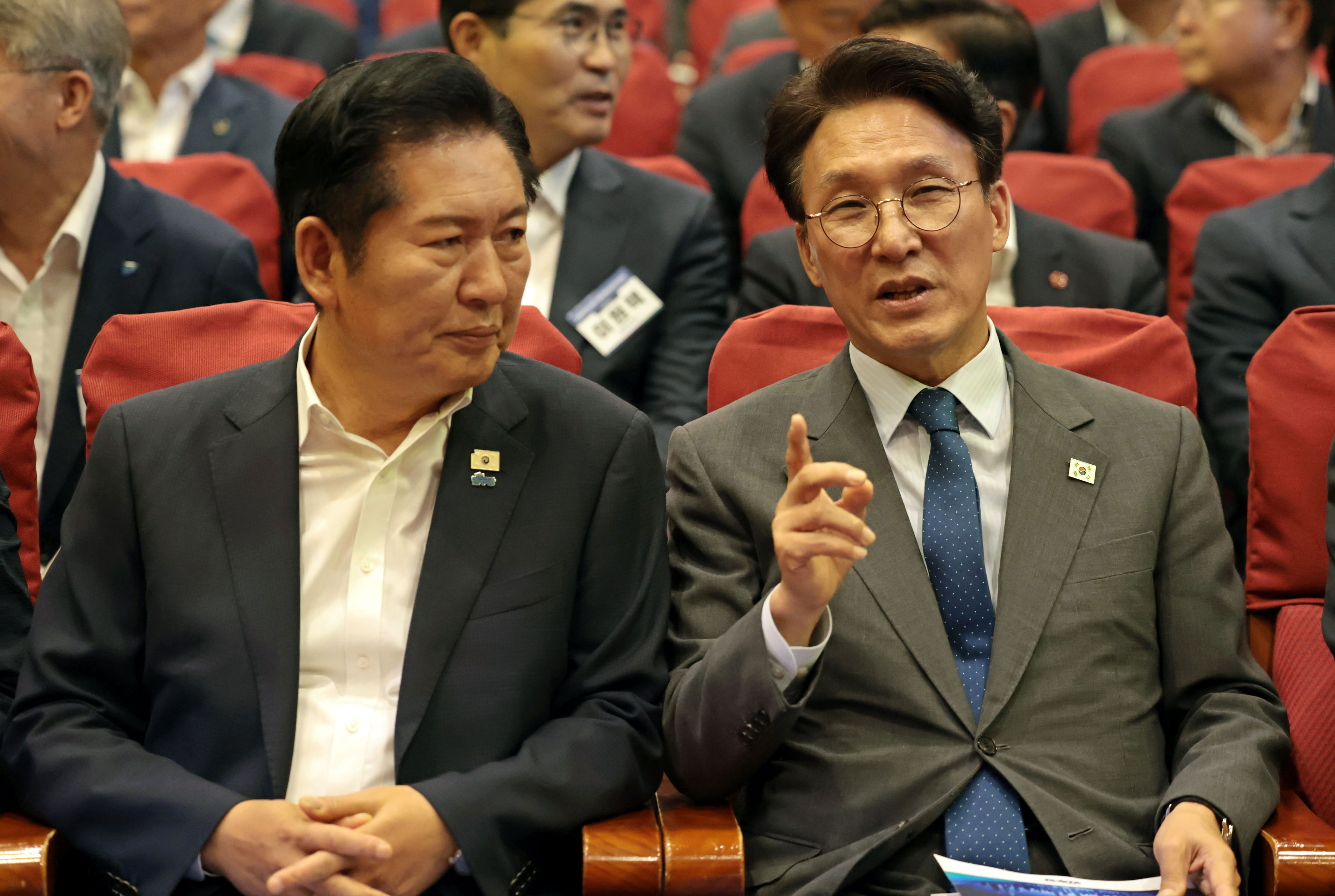 Democratic Party leader Jung Chung-rae faces re-election pressure amid ...