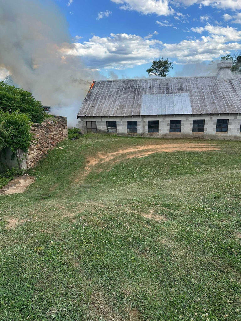 Crews respond to barn fire in York County