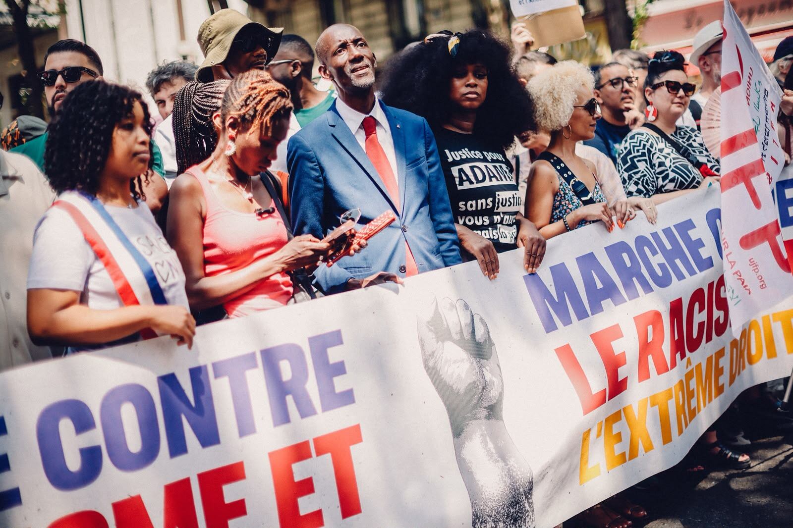 EN IMAGES - A Paris, des milliers de personnes défilent contre le ...