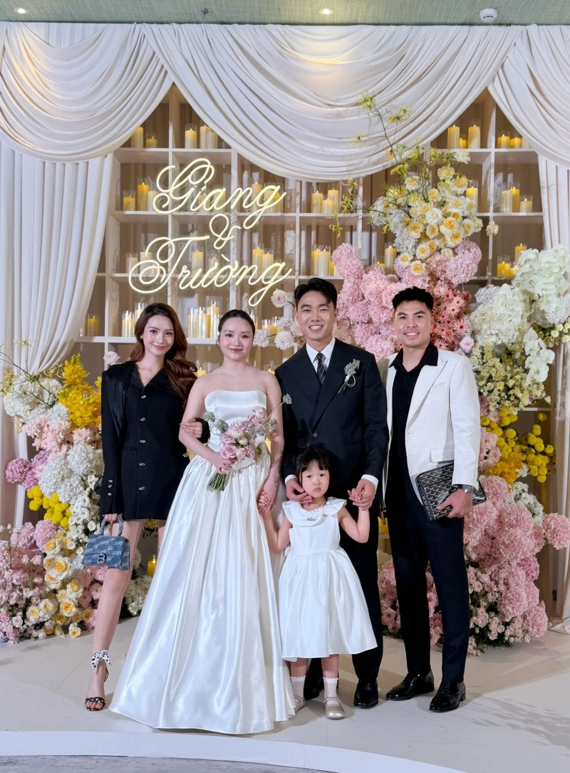 Giới cầu thủ dự cưới tiền vệ Lương Xuân Trường