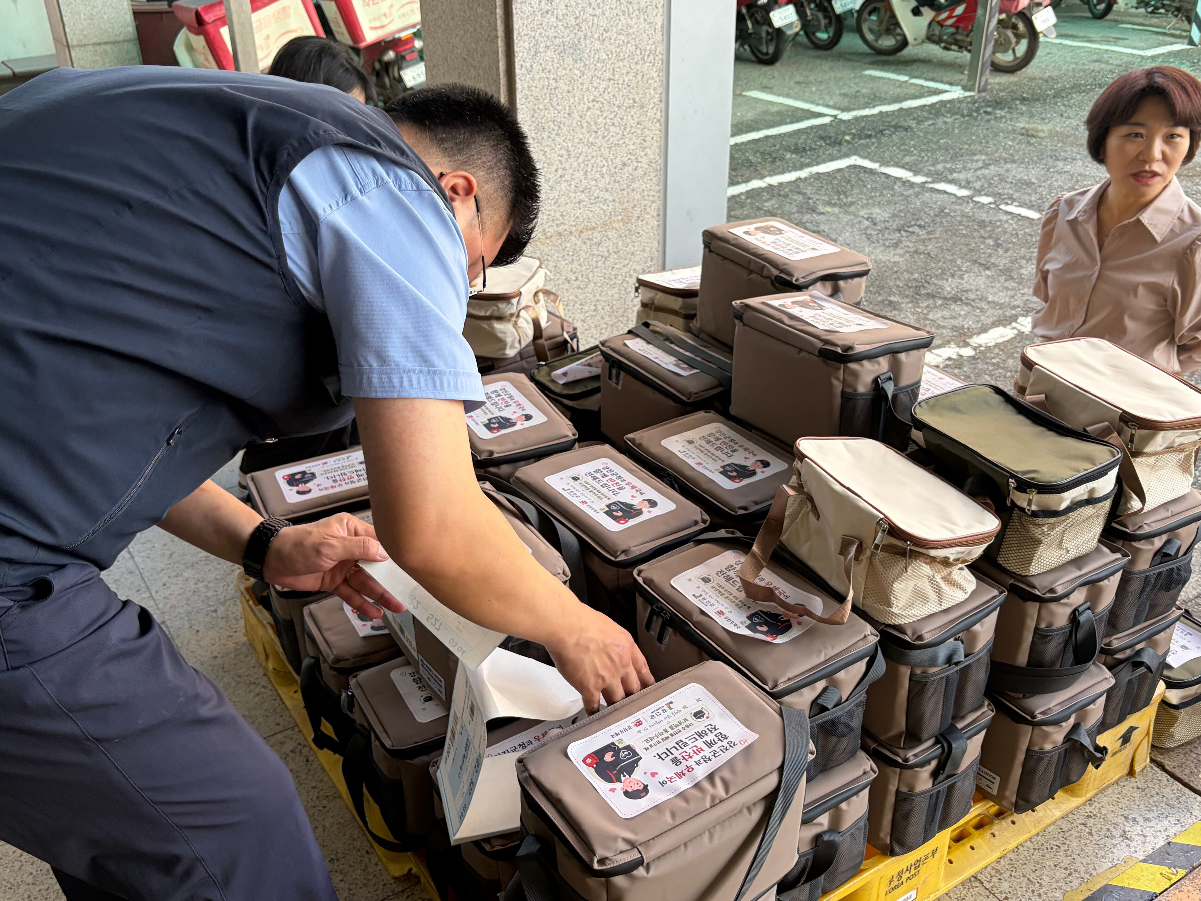 On the 18th, staff members from Gangjin Post Office in Gangjin, South Jeolla Province, prepare lunchboxes to deliver to local elderly residents. /Courtesy of Yoon Seong-eun