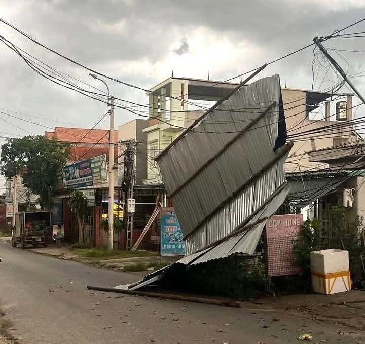 Mưa giông, gió mạnh làm tốc mái nhà dân, thổi bay biển quảng cáo ở Phú Thọ