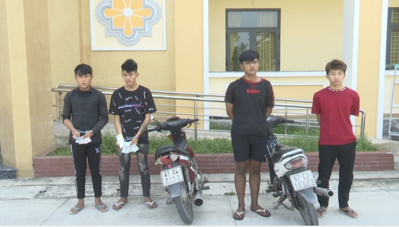 Bắt khẩn cấp 4 đối tượng chặn đường cướp tài sản trong đêm ở Đồng Nai
