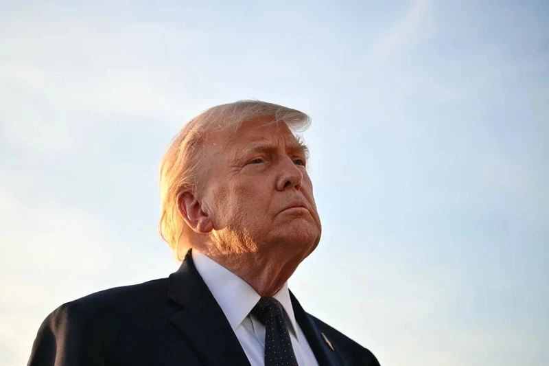 Tổng thống Trump tuyên bố Mỹ sẵn sàng 'tiếp quản' eo biển Hormuz, dọa tấn công Iran