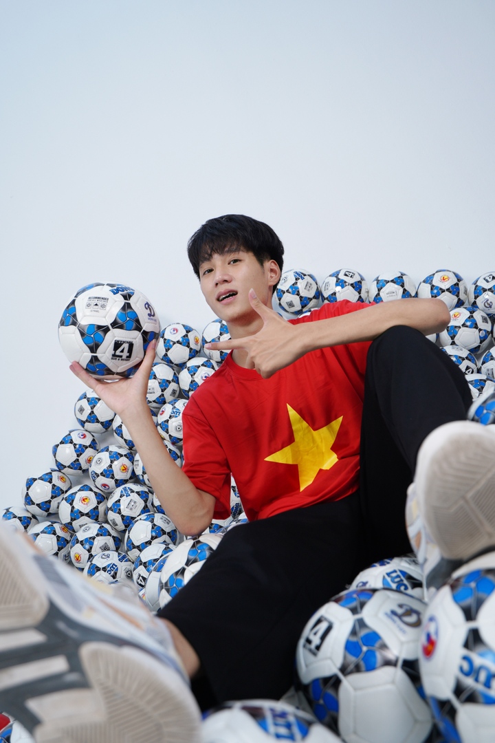 'Mất trắng rồi làm lại', chàng trai 2K5 chinh phục triệu fan bằng tài tâng bóng