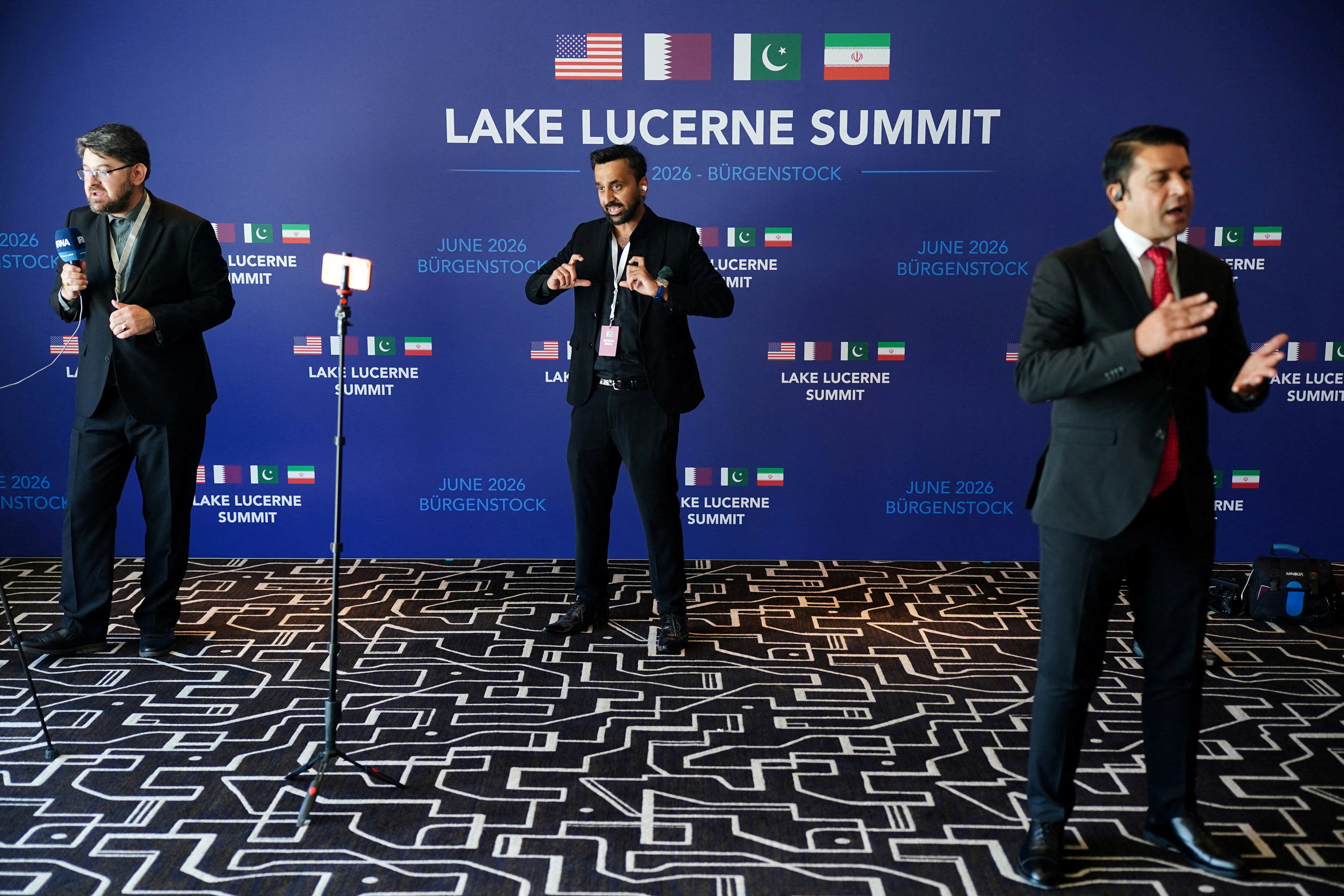 Des journalistes enchaînant des directs lors du sommet au lac des Quatre-Cantons, dimanche.
