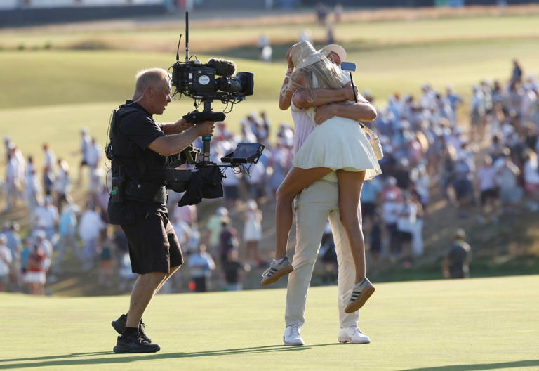 Wyndham Clark kisses girlfriend Emily Tanner to celebrate US Open win ...