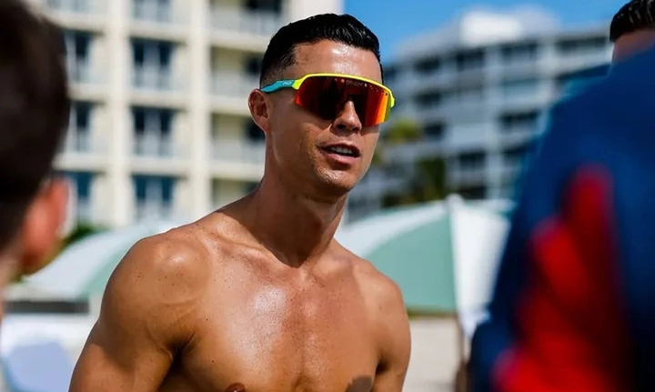 Chuyên gia khuyên tuyển Bồ Đào Nha bớt tắm biển, giúp Ronaldo vô địch như Messi