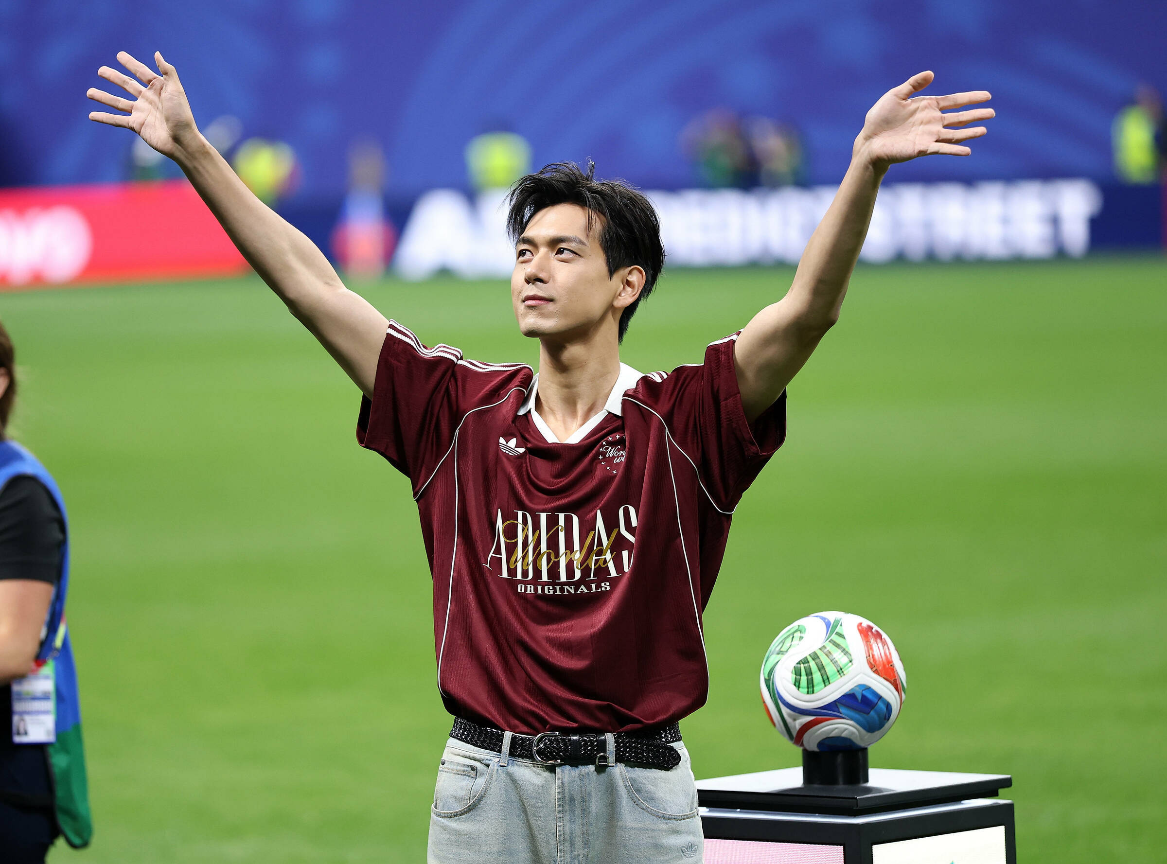 Tài tử Lý Hiện gây sốt trên sân bóng World Cup