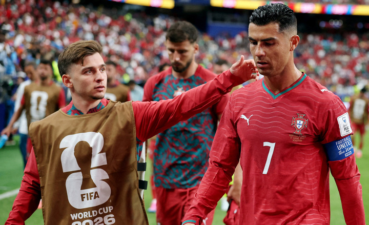 Tiền đạo Bồ Đào Nha: 'Không ai có nghĩa vụ chuyền cho Ronaldo'