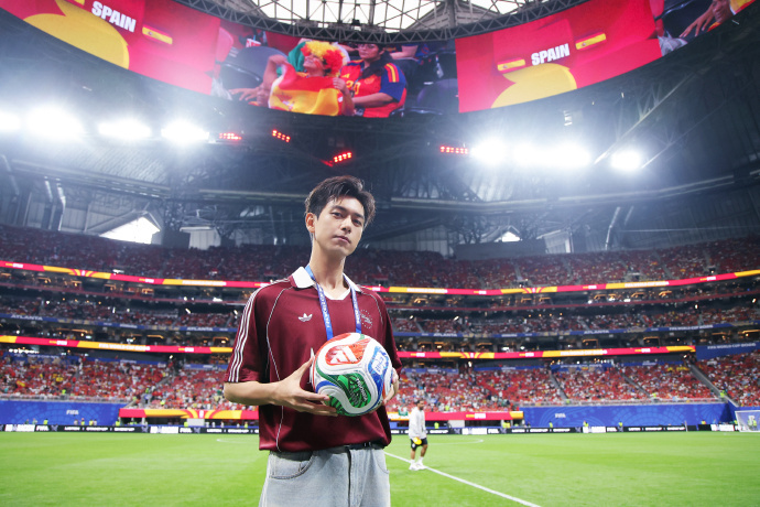 Lý Hiện gây sốt khi xuất hiện trên sân bóng World Cup