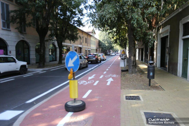 Piste ciclabili che eliminano parcheggi e bici che intralciano le auto ...