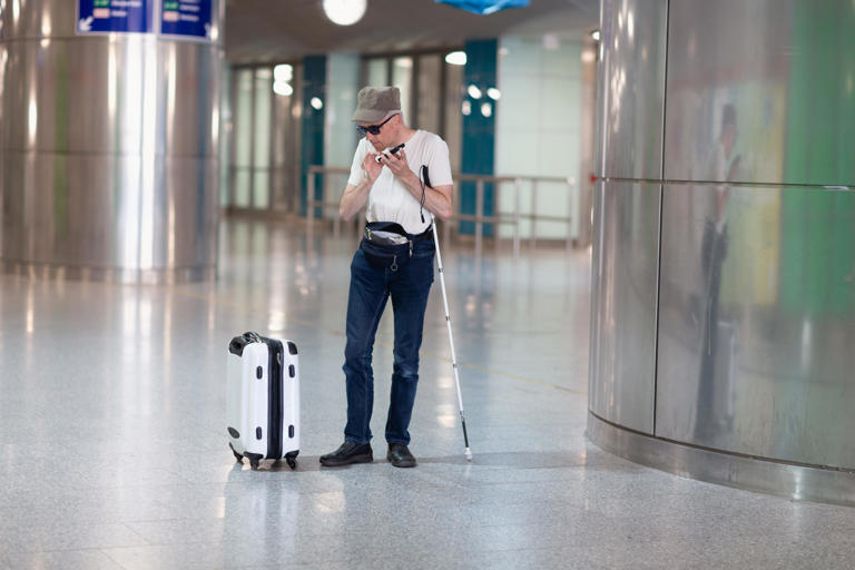 A canceled flight left this blind traveler asking strangers for help