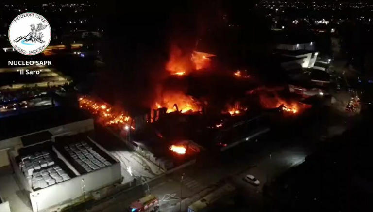 Sarno, scoppia enorme incendio nella notte: il rogo partito nella zona industriale