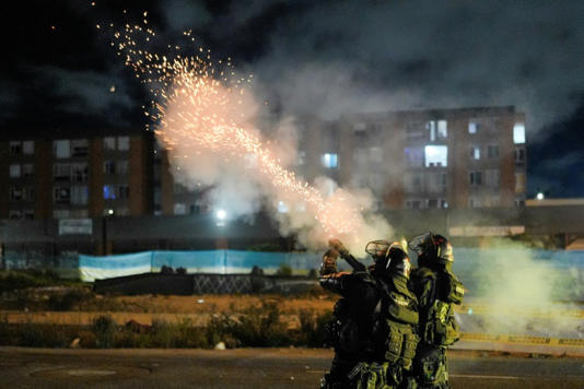 La policía antidisturbios lanza gases lacrimógenos durante los enfrentamientos con los manifestantes que protestaban contra los resultados preliminares de la segunda vuelta de las elecciones presidenciales en Bogotá, Colombia, el 21 de junio de 2026.