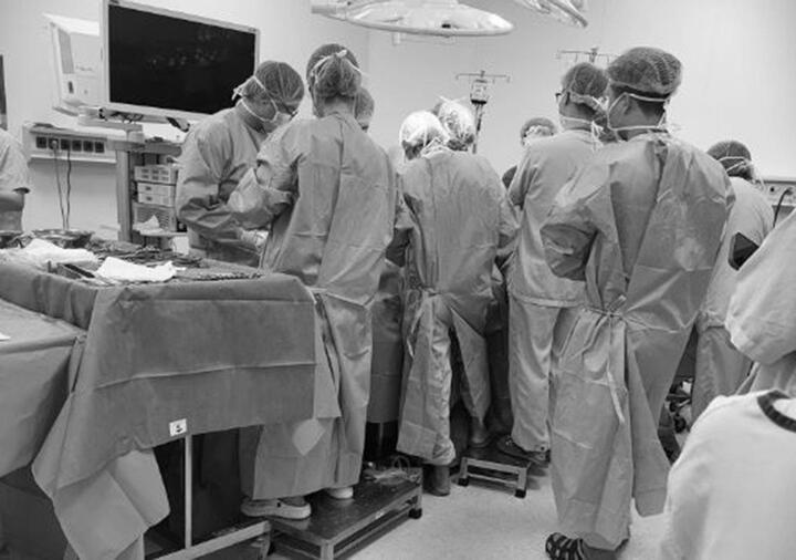 Gần 50 y bác sĩ nghẹn ngào nhìn chàng trai 25 tuổi ra đi sau cuộc vui xem bóng đá