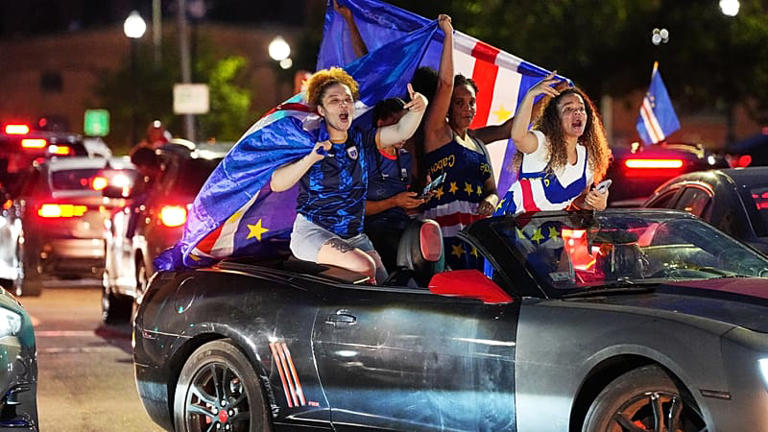 Des supporters capverdiennes célèbrent dans les rues après le match de la Coupe du monde entre l'Uruguay et le Cap-Vert, Brockton, dans le Massachusetts, le21 juin 2026.