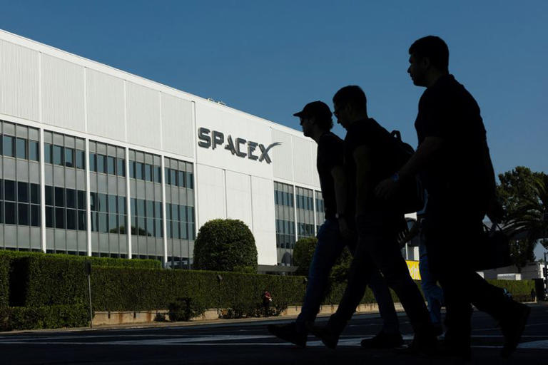 SpaceX launches notes offering, discloses $100.8 billion cash balance
