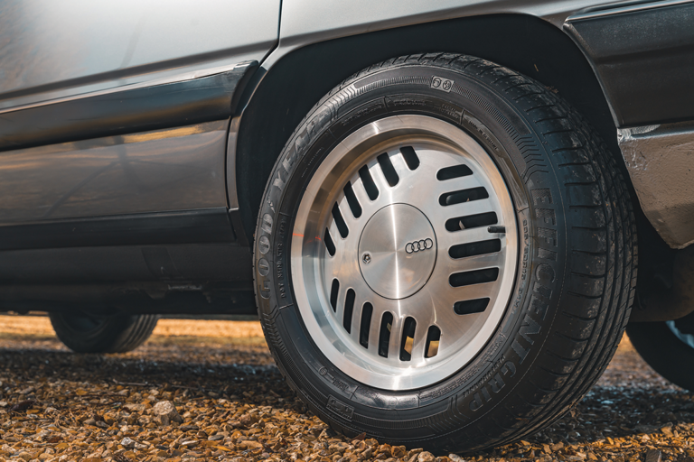 Audi 200 Avant quattro vs Volvo 850 T-5R: race-bred wagons