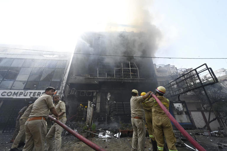 Major fire at Lucknow coaching centre, several feared trapped as students  jump to escape