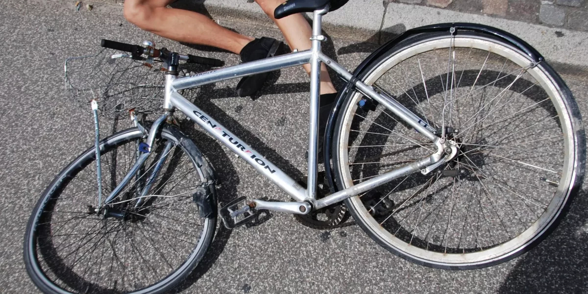 Tödliche Kollision: E-Biker stirbt noch an Unfallstelle