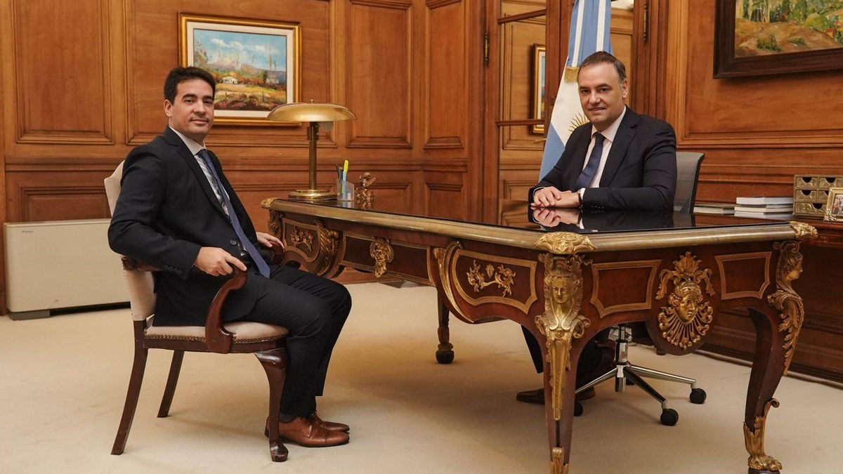 Manuel Adorni se reunió con el nuevo vocero presidencial, Adrián Ravier.
