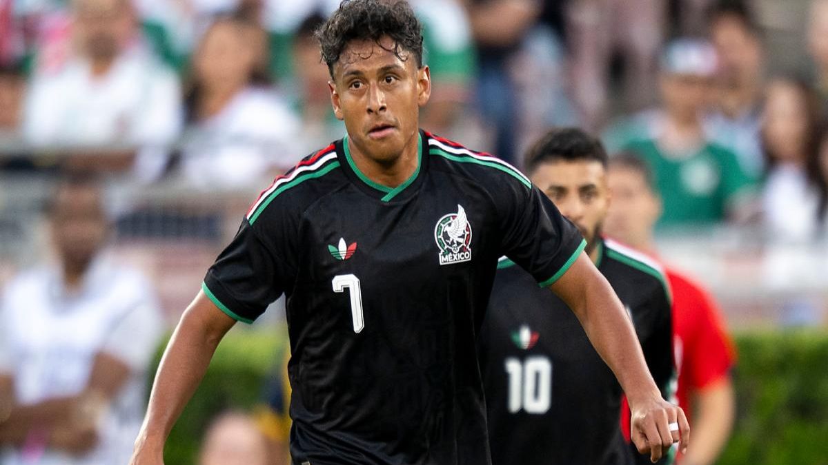 El parche que lucieron Luis Romo, Santiago Giménez y Gilberto Mora en ...