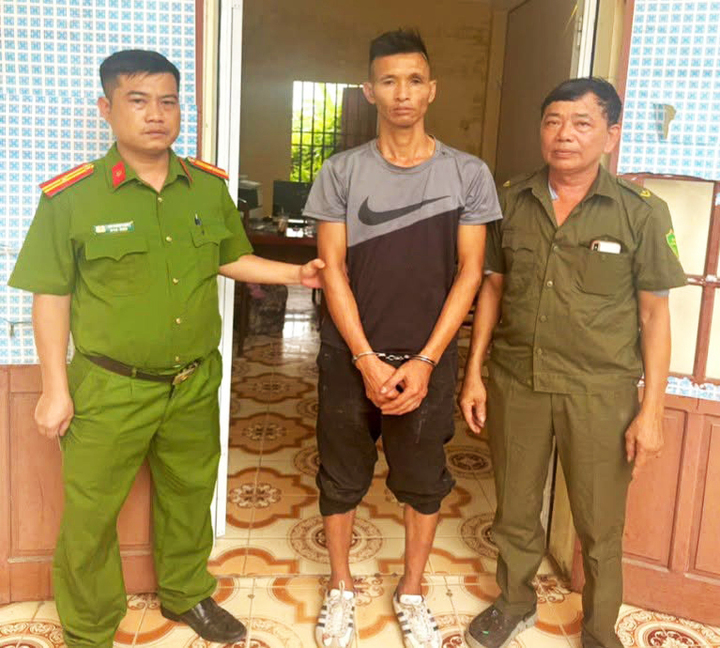 Đang xem bóng đá, người đàn ông bị em vợ đâm tử vong