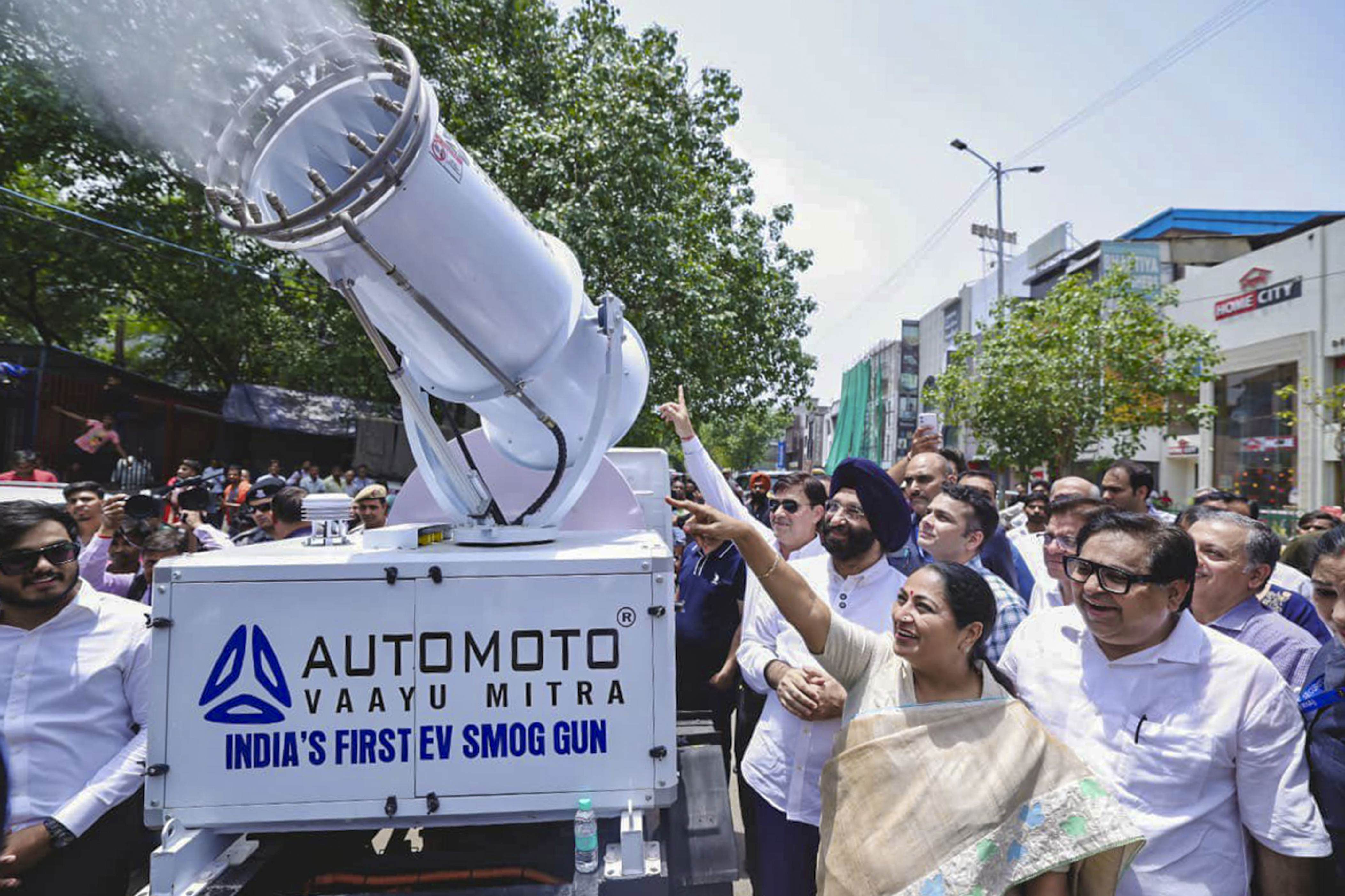 DMRC spent Rs 1.17 crore on anti-smog guns, installed 143 mist spray ...