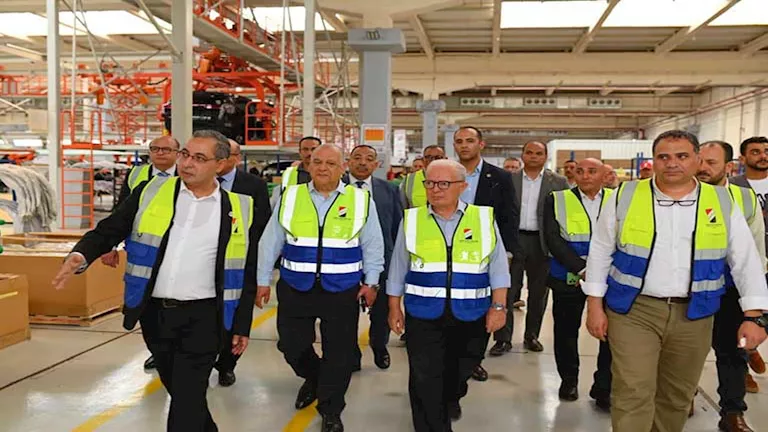نائب رئيس الوزراء يتفقد النصر للسيارات (17)