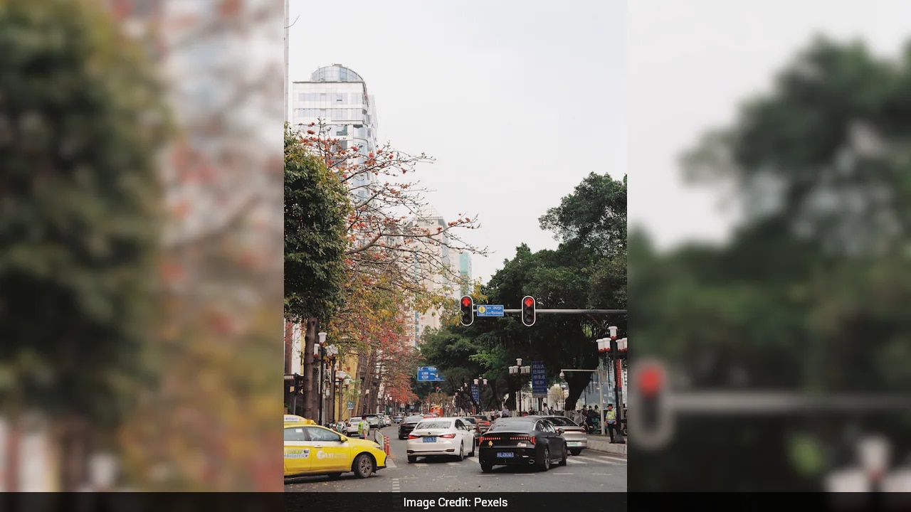 China cab driver jumps red lights to save unconscious 3-year-old girl