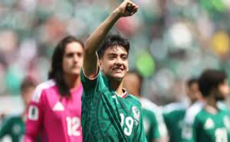 El parche que lucieron Luis Romo, Santiago Giménez y Gilberto Mora en ...