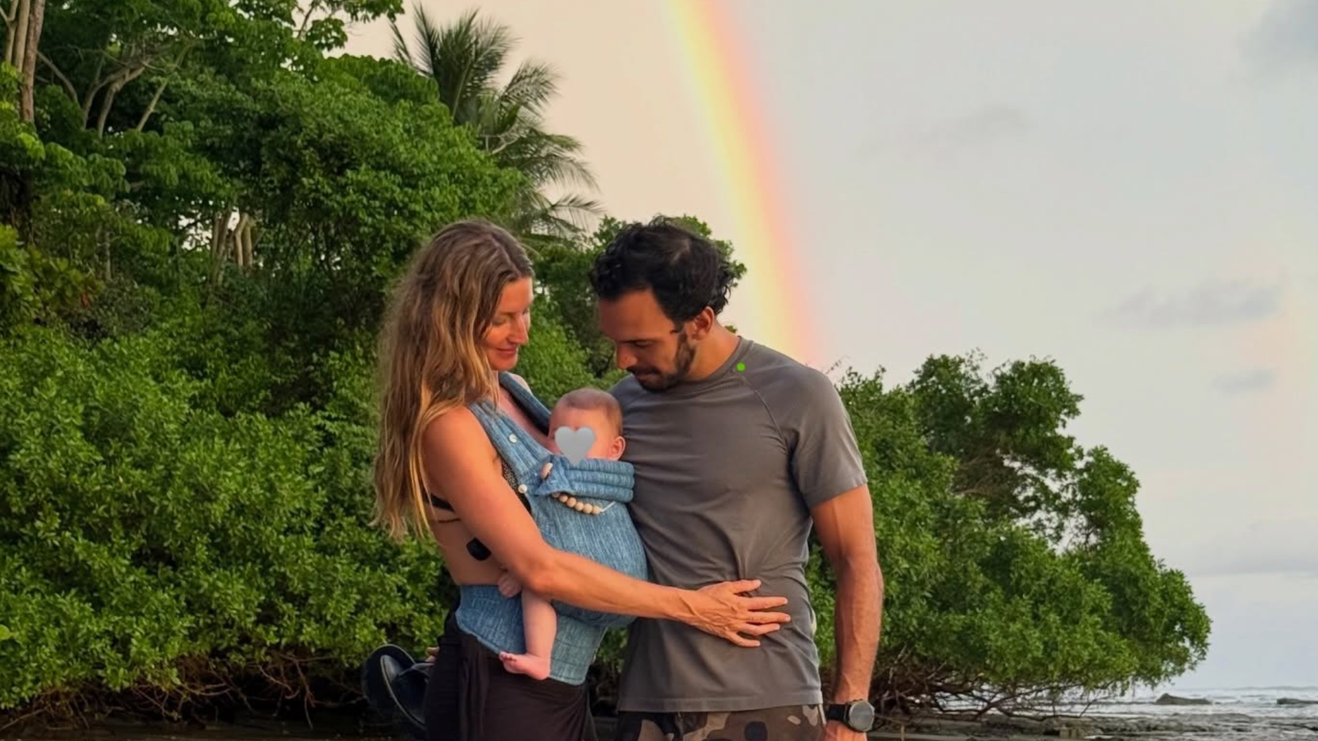 Sur la plage, la mannequin Gisele Bündchen partage un moment complice — free download