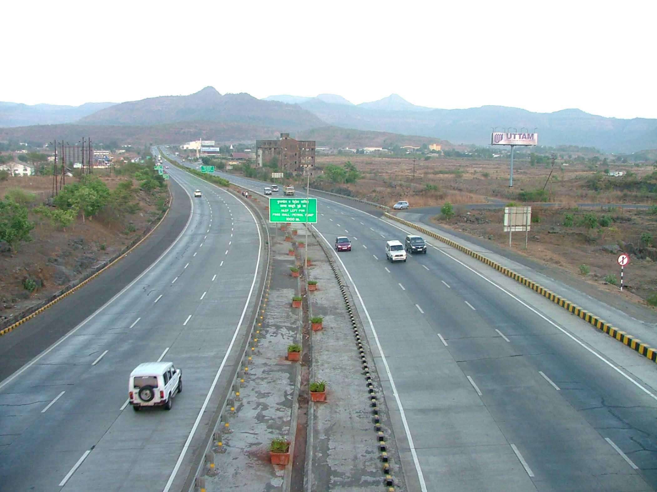 Four men rob truck driver on Pune-Mumbai Expressway